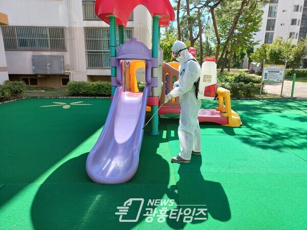 어린이놀이시설방역소독(사진제공=시흥시) 어린이놀이시설방역소독(사진제공=시흥시)