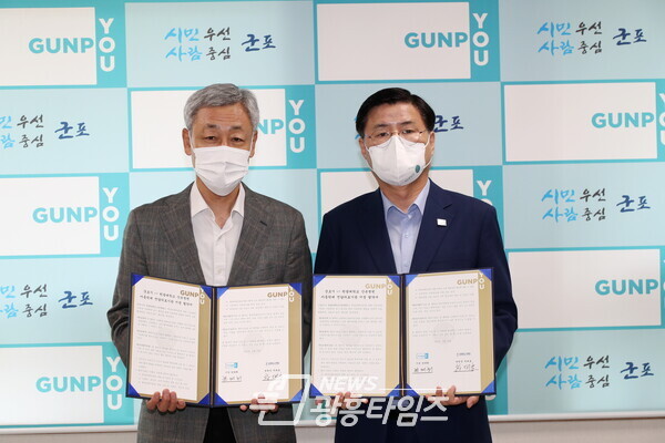 군포시·원광대 산본병원, 아동학대 전담의료기관 지정 협약서 체결(왼쪽부터 하대호 원광대 산본병원장, 한대희 시장)/사진제공=군포시 군포시·원광대 산본병원, 아동학대 전담의료기관 지정 협약서 체결(왼쪽부터 하대호 원광대 산본병원장, 한대희 시장)/사진제공=군포시