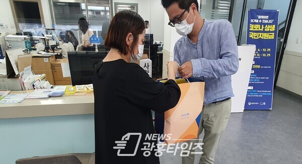 신현동_저소득층꾸러미전달(사진제공=신현동 행정복지센터) 신현동_저소득층꾸러미전달(사진제공=신현동 행정복지센터)