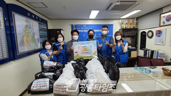 광명시 철산1동 지역사회보장협의체는 코로나 장기화 및 폭염으로 지친 어려운 이웃들에게 삼복(위기극복 여름극복 행복)을 나누어 주고자 9월10일 복쓰리 나눔캠페인을 진행했다(사진제공=광명시) 광명시 철산1동 지역사회보장협의체는 코로나 장기화 및 폭염으로 지친 어려운 이웃들에게 삼복(위기극복 여름극복 행복)을 나누어 주고자 9월10일 복쓰리 나눔캠페인을 진행했다(사진제공=광명시)