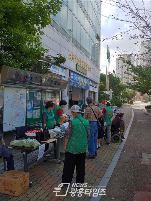 광명시 소하1동 새마을지도자협의회·부녀회는 9월 10일 소하1동 행정복지센터와 금호어울림아파트 단지에서 어려운 이웃을 돕기 위한 추석맞이 바자회를 개최했다 (사진제공=소하1동 행정복지센터) 광명시 소하1동 새마을지도자협의회·부녀회는 9월 10일 소하1동 행정복지센터와 금호어울림아파트 단지에서 어려운 이웃을 돕기 위한 추석맞이 바자회를 개최했다 (사진제공=소하1동 행정복지센터)