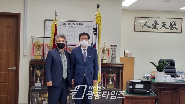 조광희 의원, 코로나19 방역 및 수능 수험생 격려차 안양지역 고교 방문 (사진제공=경기도의회) 조광희 의원, 코로나19 방역 및 수능 수험생 격려차 안양지역 고교 방문 (사진제공=경기도의회)