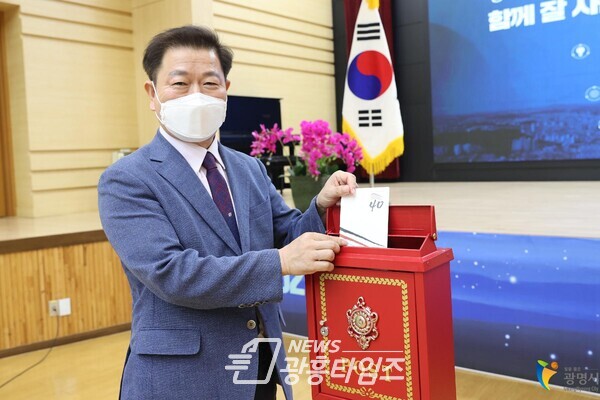 기념 엽서에 광명시에 대한 바람을 적어 우체통에 넣는 박승원 시장(사진제공=광명시) 기념 엽서에 광명시에 대한 바람을 적어 우체통에 넣는 박승원 시장(사진제공=광명시)