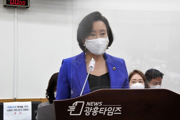 정윤경 의원, 기후변화 대응 탄소중립 환경교육 진흥 조례 개정 추진(사진제공=경기도의회) 정윤경 의원, 기후변화 대응 탄소중립 환경교육 진흥 조례 개정 추진(사진제공=경기도의회)