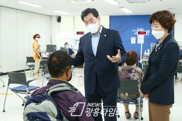 김상돈 시장, 상생국민지원금 발급창구 방문(사진제공=의왕시) 상생국민지원금 발급창구 방문(사진제공=의왕시)