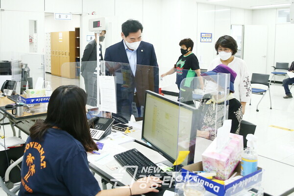 상생국민지원금 발급창구 방문하여 직원들을 격려하고 시민과 대화를 나누는 김상돈 시장(사진제공=의왕시) 동정_김상돈시장 상생국민지원금 발급창구 방문(사진제공=의왕시)