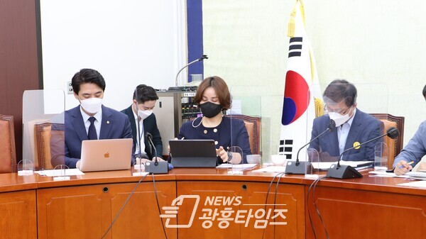16일 오전 열린 당 정책조정회의에서 발언을 하고 있는 임오경 의원(사진제공=임오경 의원실) 16일 오전 열린 당 정책조정회의에서 발언을 하고 있는 임오경 의원(사진제공=임오경 의원실)