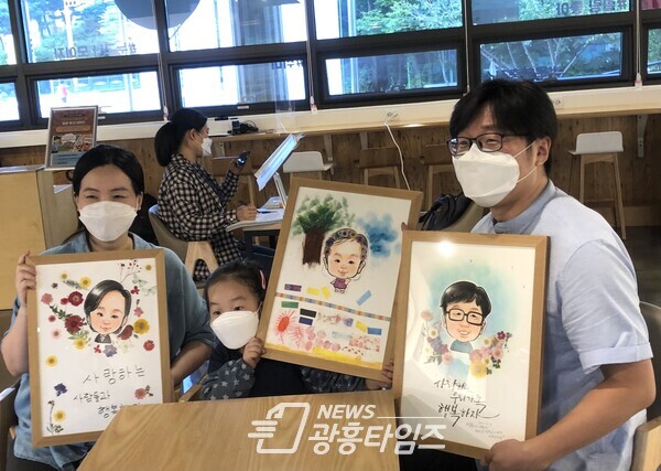 ‘얼굴편지 보내기 IN 군포’ 진행(사진제공=군포문화재단) ‘얼굴편지 보내기 IN 군포’ 진행(사진제공=군포문화재단)