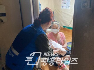 광명시는 행정안전부에서 주관하는 주민자치형 공공서비스 구축사업 ‘찾아가는 보건복지분야 우수사례 경진대회’에서 우수상 선정으로 받은 1 000만원의 상금을 어려운 이웃돕기에 사용했다(사진제공=광명시) 광명시는 행정안전부에서 주관하는 주민자치형 공공서비스 구축사업 ‘찾아가는 보건복지분야 우수사례 경진대회’에서 우수상 선정으로 받은 1 000만원의 상금을 어려운 이웃돕기에 사용했다(사진제공=광명시)
