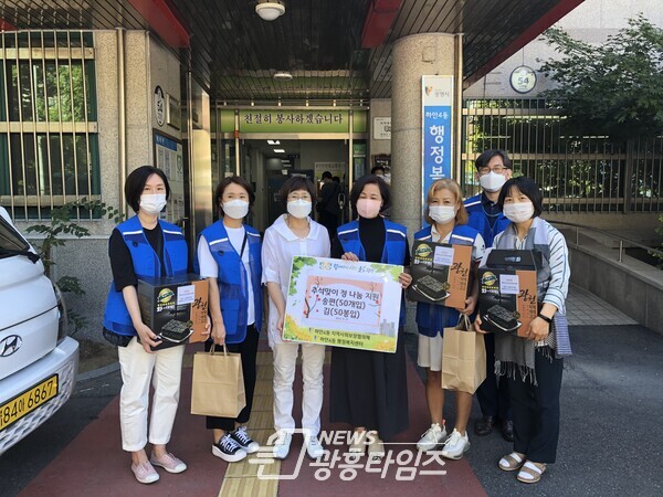 광명시 하안4동 지역사회보장협의체는 9월 15일 동 특성화사업으로 추석을 맞이하여 관내에 거주하고 있는 취약계층 50세대에게 ‘추석맞이 정(情) 나눔’으로 송편과 김을 전달했다(사진제공=하안4동 행정복지센터) 광명시 하안4동 지역사회보장협의체는 9월 15일 동 특성화사업으로 추석을 맞이하여 관내에 거주하고 있는 취약계층 50세대에게 ‘추석맞이 정(情) 나눔’으로 송편과 김을 전달했다(사진제공=하안4동 행정복지센터)