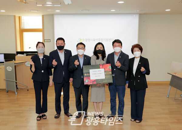 16일 광명시의회 의원들이 민족 대명절 추석을 앞두고 지역 내 복지시설을 찾아 위문품을 전달하고 기념사진을 촬영하고 있다.(사진제공=광명시의회) 16일 광명시의회 의원들이 민족 대명절 추석을 앞두고 지역 내 복지시설을 찾아 위문품을 전달하고 기념사진을 촬영하고 있다.(사진제공=광명시의회)