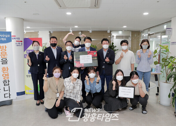 16일 광명시의회 의원들이 민족 대명절 추석을 앞두고 지역 내 복지시설을 찾아 위문품을 전달하고 기념사진을 촬영하고 있다.(사진제공=광명시의회) 16일 광명시의회 의원들이 민족 대명절 추석을 앞두고 지역 내 복지시설을 찾아 위문품을 전달하고 기념사진을 촬영하고 있다.(사진제공=광명시의회)