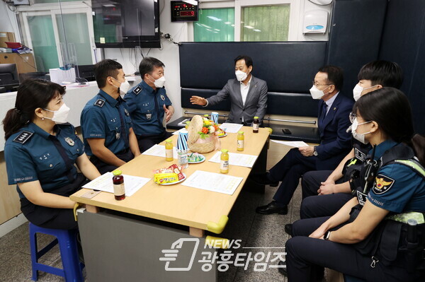 장현국 의장, 추석연휴 비상근무 돌입하는 소방, 경찰, 교통업무 종사자 격려 (사진제공=경기도의회) 장현국 의장, 추석연휴 비상근무 돌입하는 소방, 경찰, 교통업무 종사자 격려 (사진제공=경기도의회)
