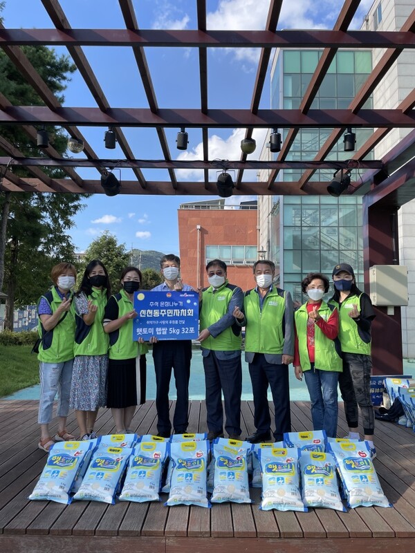신천동-신천효축제위원회 온정나누기(사진제공=신천동 행정복지센터) 신천동-신천효축제위원회 온정나누기(사진제공=신천동 행정복지센터)