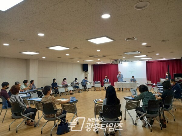 광명시 철산2동 지역사회보장협의체는 9월 15일 철산종합사회복지관에서 추석명절 코로나19 확산방지 및 소외계층 지원방안 논의를 위한 회의를 개최했다(사진제공=철산2동 행정복지센터)
