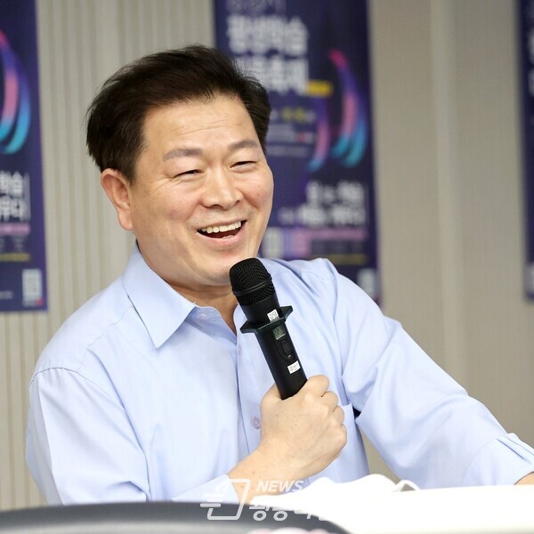 광명시가 직원을 대상으로 맞춤형 특별 교육인 ‘혁신디자인스쿨’을 운영한다(9월30일 평생학습원에서 열린 교육 첫날 박승원 시장이 ‘광명시 미래비전을 함께 설계하다!‘를 주제로 특강을 진행했다)/사진제공=광명시 광명시가 직원을 대상으로 맞춤형 특별 교육인 ‘혁신디자인스쿨’을 운영한다(9월30일 평생학습원에서 열린 교육 첫날 박승원 시장이 ‘광명시 미래비전을 함께 설계하다!‘를 주제로 특강을 진행했다)/사진제공=광명시