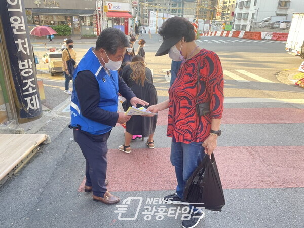 광명시 광명7동 지역사회보장협의체는 9월 30일 광명 마을공유냉장고 활성화 홍보 및 복지사각지대 발굴 캠페인을 진행했다(사진제공=광명7동행정복지센터) 광명시 광명7동 지역사회보장협의체는 9월 30일 광명 마을공유냉장고 활성화 홍보 및 복지사각지대 발굴 캠페인을 진행했다(사진제공=광명7동행정복지센터)