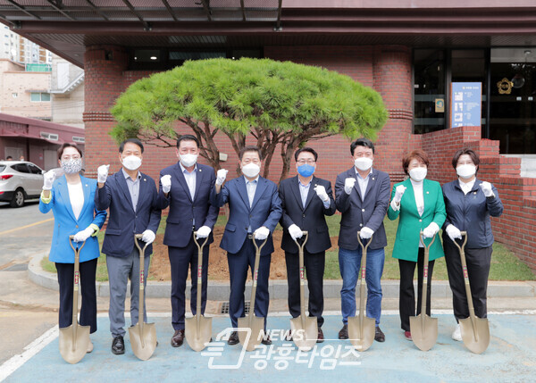 5일 광명시의회 의원들이 시의회 개원 30주년을 맞아 의회 청사 앞 화단에 '반송(盤松)' 한 그루를 심고 기념촬영 하고 있다.(사진제공=광명시의회) 5일 광명시의회 의원들이 시의회 개원 30주년을 맞아 의회 청사 앞 화단에 '반송(盤松)' 한 그루를 심고 기념촬영 하고 있다.(사진제공=광명시의회)