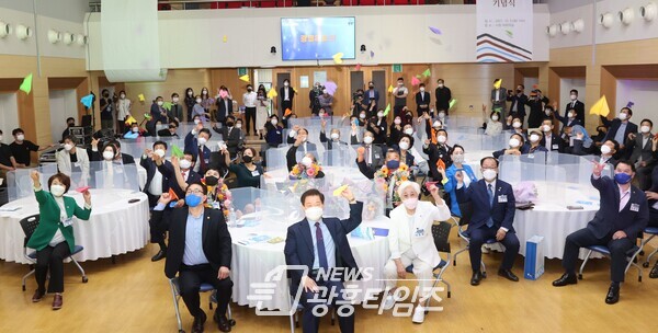 광명시는 시 개청 40주년을 맞아 10월 5일 오전 시청 대회의실에서 ‘광명시민의 날 기념식’을 개최했다(사진제공=광명시) 광명시는 시 개청 40주년을 맞아 10월 5일 오전 시청 대회의실에서 ‘광명시민의 날 기념식’을 개최했다(사진제공=광명시)