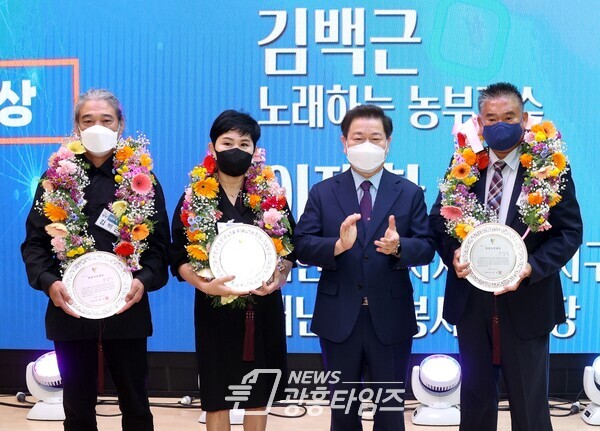 광명시는 시 개청 40주년을 맞아 10월 5일 오전 시청 대회의실에서 ‘광명시민의 날 기념식’을 개최했다(광명시민대상 시상)/사진제공=광명시 광명시는 시 개청 40주년을 맞아 10월 5일 오전 시청 대회의실에서 ‘광명시민의 날 기념식’을 개최했다(광명시민대상 시상)/사진제공=광명시