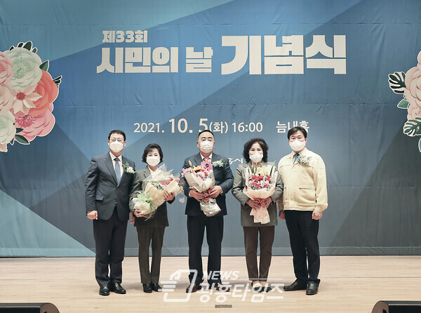 시흥시민의 날 시민대상 수상자들과 기념촬영(사진제공=시흥시) 시흥시민의 날 시민대상 수상자들과 기념촬영(사진제공=시흥시)