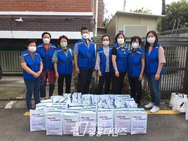 광명시 하안1동 지역사회보장협의체는 10월 5일 특성화 사업으로 취약계층 독거 어르신 및 중장년층 가구에 밑반찬을 지원하는 ‘행복 나눔 건강 더하기’를 시작했다(사진제공=하안1동행정복지센터) 광명시 하안1동 지역사회보장협의체는 10월 5일 특성화 사업으로 취약계층 독거 어르신 및 중장년층 가구에 밑반찬을 지원하는 ‘행복 나눔 건강 더하기’를 시작했다(사진제공=하안1동행정복지센터)