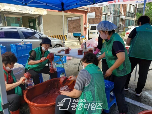 광명시 광명4동 행정복지센터는 10월 5일 새마을지도자협의회·부녀회 주관으로 행정복지센터 주차장에서 ‘2021 사랑의 매실고추장 담가주기’ 행사를 열었다 광명시 광명4동 행정복지센터는 10월 5일 새마을지도자협의회·부녀회 주관으로 행정복지센터 주차장에서 ‘2021 사랑의 매실고추장 담가주기’ 행사를 열었다
