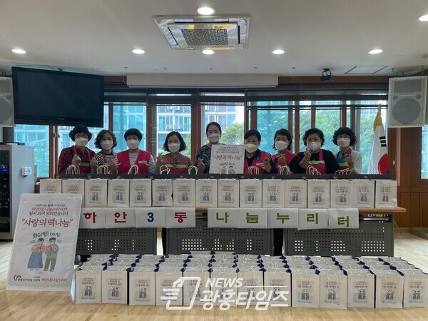 광명시 하안3동행정복지센터는 10월 6일 관내 저소득 취약계층 70가구에 참치선물세트와 떡을 전달했다(사진제공=하안3동행정복지센터) 광명시 하안3동행정복지센터는 10월 6일 관내 저소득 취약계층 70가구에 참치선물세트와 떡을 전달했다(사진제공=하안3동행정복지센터)