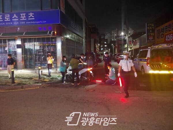 군포시가 10월 6일 밤 군포경찰서, 한국교통안전공단과 합동으로 금당로 일원에서 이륜차 소음 점검을 하고 있다(사진제공=군포시) 군포시가 10월 6일 밤 군포경찰서, 한국교통안전공단과 합동으로 금당로 일원에서 이륜차 소음 점검을 하고 있다(사진제공=군포시)