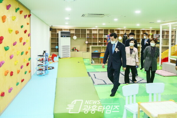 김상돈 의왕시장, 해링턴플레이스 1단지 키즈카페 방문(사진제공=의왕시) 김상돈 의왕시장, 해링턴플레이스 1단지 키즈카페 방문(사진제공=의왕시)