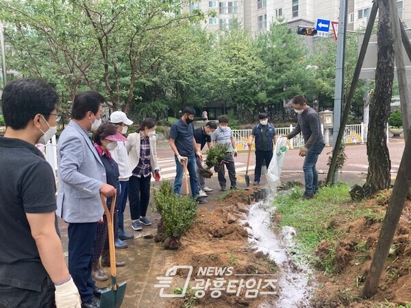 광명시 광명6동 주민자치회는 10월 7일 주민세 환원 마을사업으로 우리공원에 꽃나무를 심었다(사진제공=광명6동행정복지센터) 광명시 광명6동 주민자치회는 10월 7일 주민세 환원 마을사업으로 우리공원에 꽃나무를 심었다(사진제공=광명6동행정복지센터)