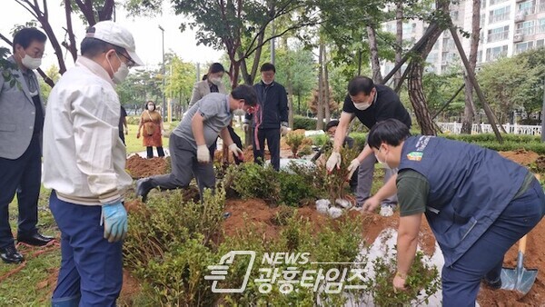 광명시 광명6동 주민자치회는 10월 7일 주민세 환원 마을사업으로 우리공원에 꽃나무를 심었다(사진제공=광명6동행정복지센터) 광명시 광명6동 주민자치회는 10월 7일 주민세 환원 마을사업으로 우리공원에 꽃나무를 심었다(사진제공=광명6동행정복지센터)