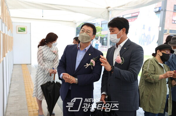 시흥시건축문화상전시_박춘호 의장(사진제공=시흥시의회) 시흥시건축문화상전시_박춘호 의장(사진제공=시흥시의회)