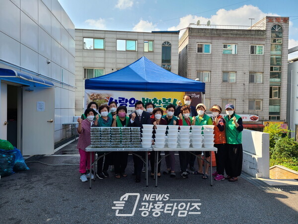 오전동새마을부녀회 밑반찬나눔(사진제공=오전동 행정복지센터) 오전동새마을부녀회 밑반찬나눔(사진제공=오전동 행정복지센터)