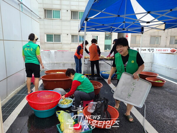 오전동새마을부녀회 밑반찬나눔(사진제공=오전동 행정복지센터) 오전동새마을부녀회 밑반찬나눔(사진제공=오전동 행정복지센터)