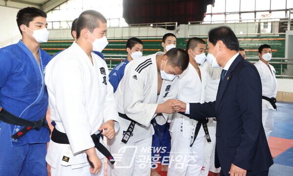 장현국 의장, 경기지역 유도펜싱 학생선수 격려 '찾아가는 현장도의회' 실시 (사진제공=경기도의회) 장현국 의장, 경기지역 유도펜싱 학생선수 격려 '찾아가는 현장도의회' 실시 (사진제공=경기도의회)