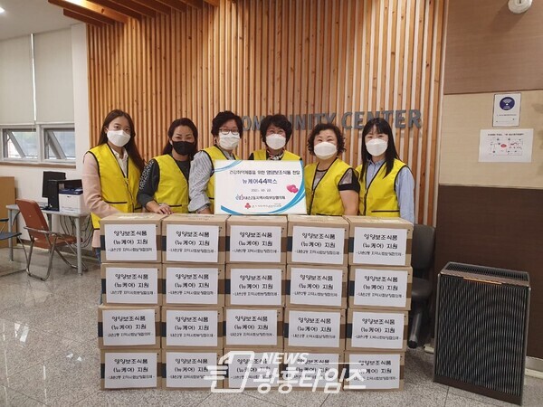 내손2동협의체 영양보조식품전달(사진제공=내손2동 행정복지센터) 내손2동협의체 영양보조식품전달(사진제공=내손2동 행정복지센터)