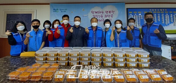 광명시 철산2동 행정복지센터는 철2사랑회 후원 철산2동지역사회보장협의체 주관으로 11월 3일 2021년 ˹찾아가는 나눔 밥상˼ 2차를 진행했다(사진제공=철산2동 행정복지센터) 광명시 철산2동 행정복지센터는 철2사랑회 후원 철산2동지역사회보장협의체 주관으로 11월 3일 2021년 ˹찾아가는 나눔 밥상˼ 2차를 진행했다(사진제공=철산2동 행정복지센터)