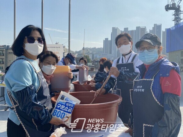 광명시 광명5동 주민자치회는 11월 3일부터 5일까지 주민 손으로 전통음식을 직접 만들고 관내 어려운 이웃에게 나누어주는 경기도 주민자치회 공모사업 「진심을 담그다 너부대 장독대 사업」을 진행한다(사진제공=광명5동 행정복지센터) 광명시 광명5동 주민자치회는 11월 3일부터 5일까지 주민 손으로 전통음식을 직접 만들고 관내 어려운 이웃에게 나누어주는 경기도 주민자치회 공모사업 「진심을 담그다 너부대 장독대 사업」을 진행한다(사진제공=광명5동 행정복지센터)