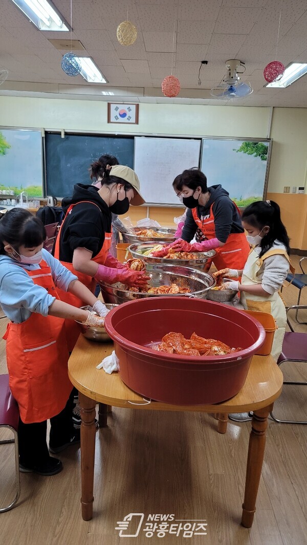 하중초·연성중학부모회 김장나눔(사진제공=연성동 행정복지센터) 하중초·연성중학부모회 김장나눔(사진제공=연성동 행정복지센터)