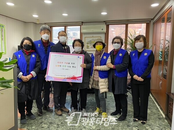 광명시 철산4동 바르게살기협의회는 11월 10일 관내 저소득 가정의 따뜻한 겨울나기를 위해 ‘사랑의 연탄 나눔’ 행사로 연탄 600장을 어려운 가정에 전달했다(사진제공=철산4동 행정복지센터) 광명시 철산4동 바르게살기협의회는 11월 10일 관내 저소득 가정의 따뜻한 겨울나기를 위해 ‘사랑의 연탄 나눔’ 행사로 연탄 600장을 어려운 가정에 전달했다(사진제공=철산4동 행정복지센터)