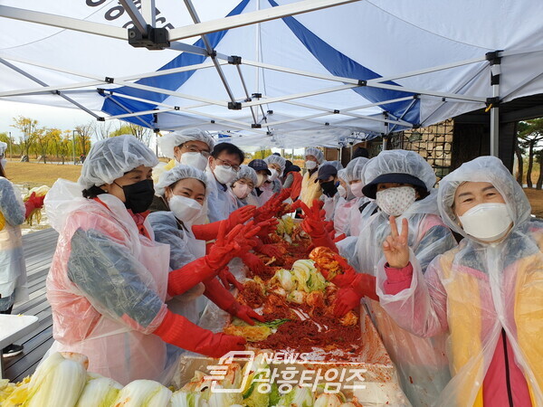 배곧2동_김장나눔(사진제공=배곧2동 행정복지센터) 배곧2동_김장나눔(사진제공=배곧2동 행정복지센터)