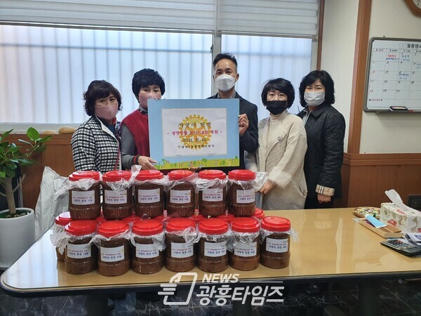 광명시 광명4동 행정복지센터는 11월 10일 광명 엔젤로타리 클럽으로부터 된장을 후원받아 차상위계층 20가구에 전달했다(사진제공=광명4동 행정복지센터) 광명시 광명4동 행정복지센터는 11월 10일 광명 엔젤로타리 클럽으로부터 된장을 후원받아 차상위계층 20가구에 전달했다(사진제공=광명4동 행정복지센터)