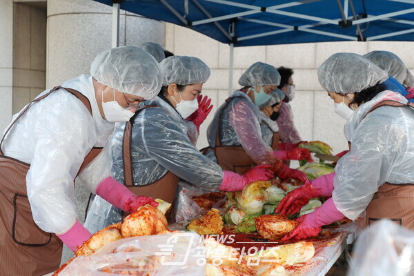 한대희 시장(왼쪽)이 군포시 여성단체협의회 관계자들과 함께 사랑의 김장을 담그고 있다(사진제공=군포시) 한대희 시장(왼쪽)이 군포시 여성단체협의회 관계자들과 함께 사랑의 김장을 담그고 있다(사진제공=군포시)