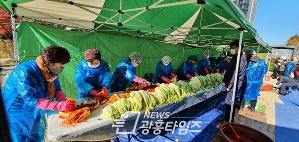 고천동 주민자치위원회 김장축제 및 나눔 행사(사진제공=고천동주민자치센터) 고천동 주민자치위원회 김장축제 및 나눔 행사(사진제공=고천동주민자치센터)