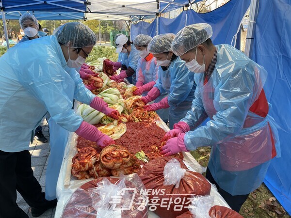 능곡동 사랑의 김장나눔(사진제공=능곡동 행정복지센터) 능곡동 사랑의 김장나눔(사진제공=능곡동 행정복지센터)