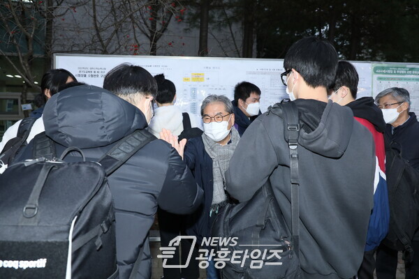 이재정 교육감, 2022 학년도 수능 현장 방문해 수험생들 응원(사진제공=경기도교육청) 이재정 교육감, 2022 학년도 수능 현장 방문해 수험생들 응원(사진제공=경기도교육청)