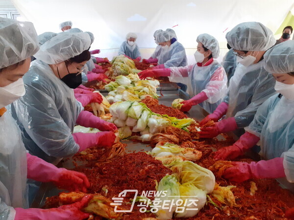 의왕시 내손1동, 사랑의 김장나눔 및 배달봉사(사진제공=내손1동 주민센터) 의왕시 내손1동, 사랑의 김장나눔 및 배달봉사(사진제공=내손1동 주민센터)