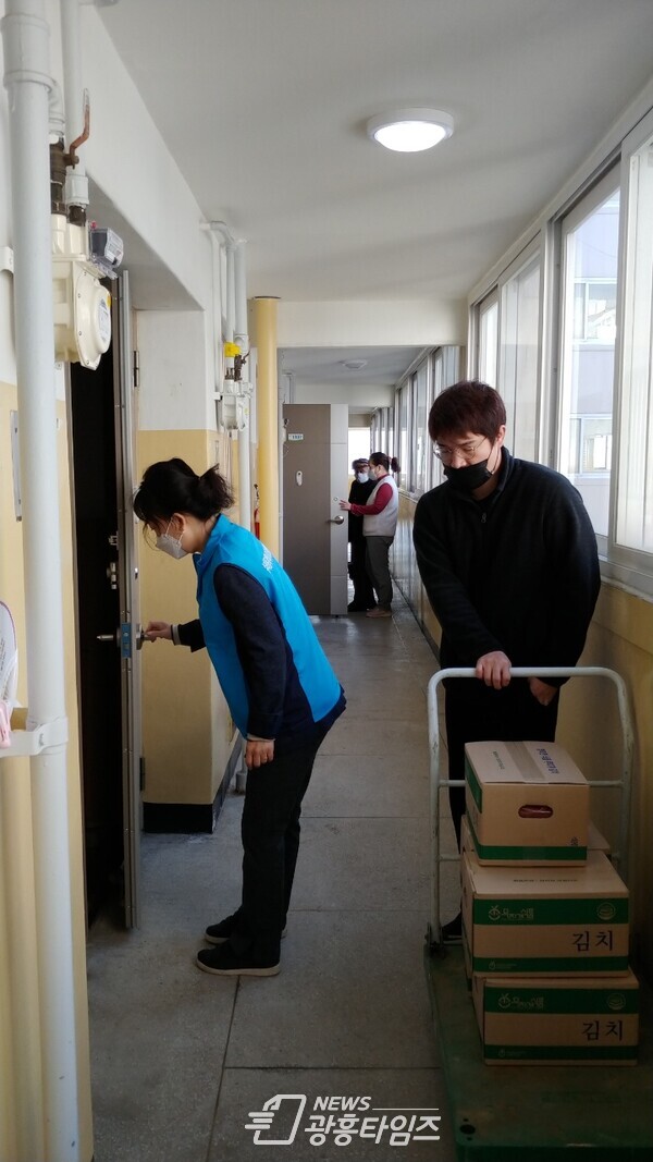 군포시 수리동 지역사회보장협의체 위원들이 거동이 불편한 노약자 가구에 김장김치를 전달하고 있다.(사진제공=수리동 행정복지센터) 군포시 수리동 지역사회보장협의체 위원들이 거동이 불편한 노약자 가구에 김장김치를 전달하고 있다.(사진제공=수리동 행정복지센터)