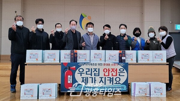 광명시 학온동 지역사회보장협의체는 11월 18일 화재에 취약한 저소득층 어르신 35가구에게 세대 당 2대씩 휴대용 소화기 70개를 전달했다(사진제공=광명시) 광명시 학온동 지역사회보장협의체는 11월 18일 화재에 취약한 저소득층 어르신 35가구에게 세대 당 2대씩 휴대용 소화기 70개를 전달했다(사진제공=광명시)
